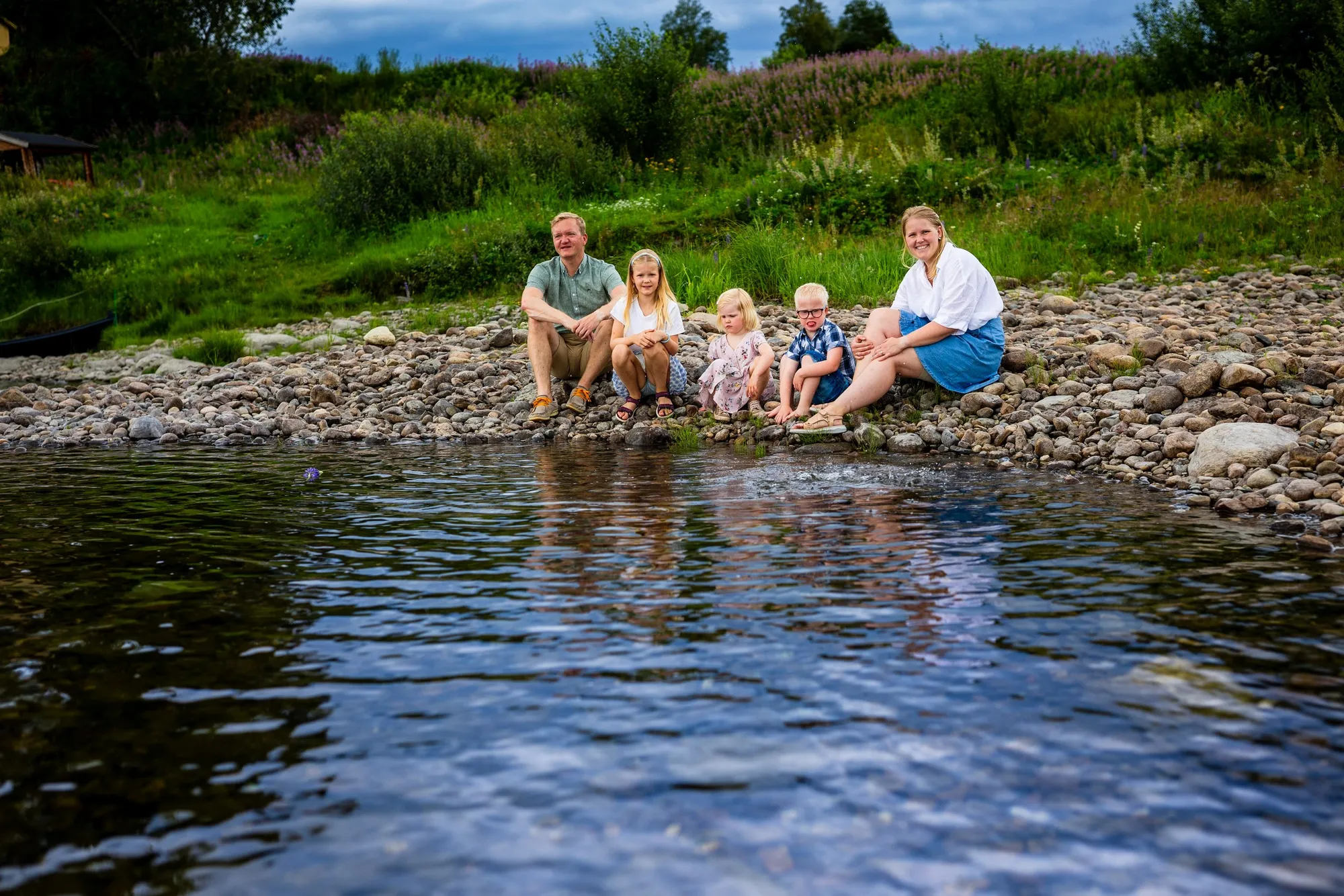  Familien bor så utrolig idyllisk til ved elva  