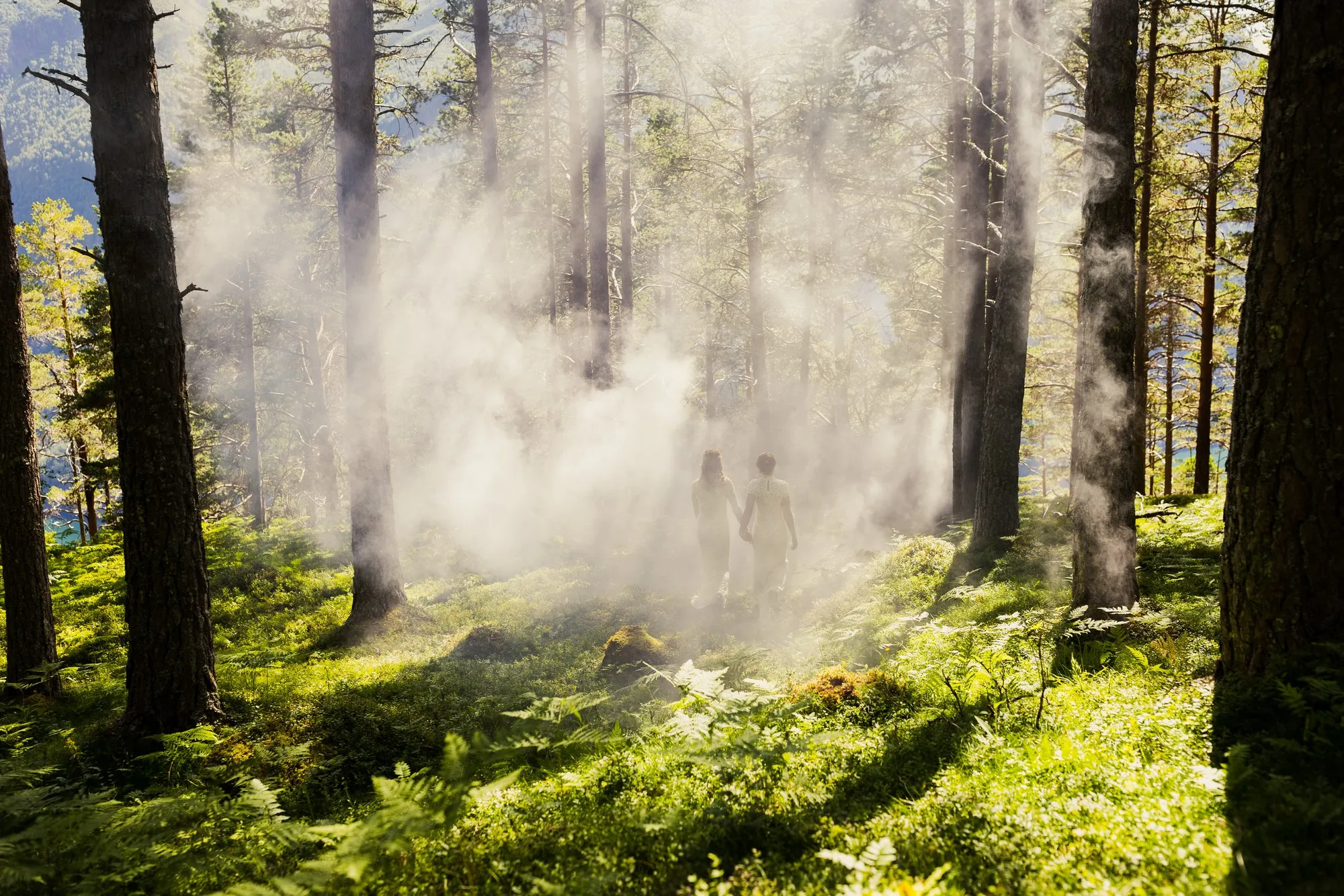  Malin og Sarah i skogen i Valldal 