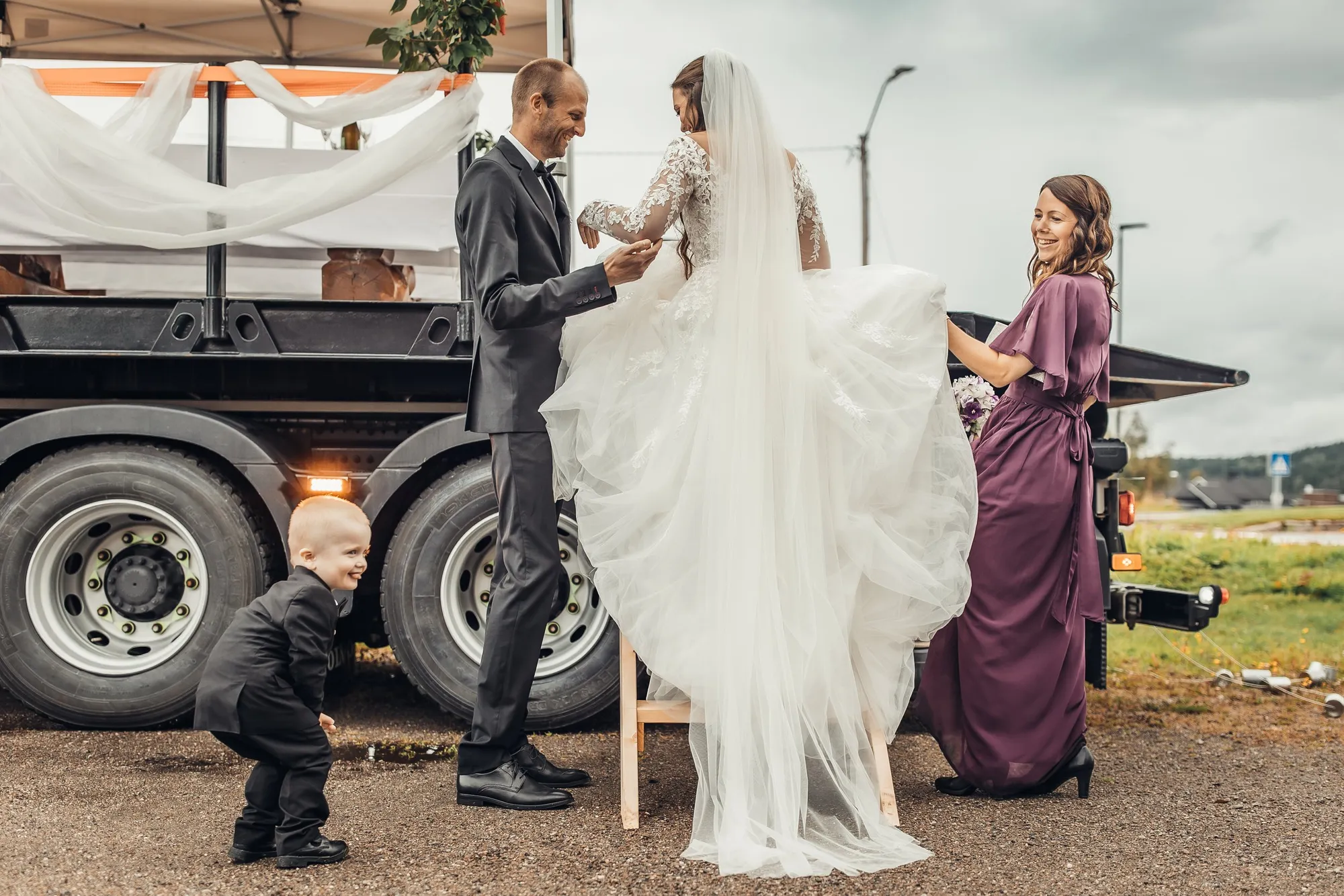  Bruden overrasket sin ferske ektemann med lastebiltransport. Det var kanskje lillegutt som synes det var aller morsomst!  