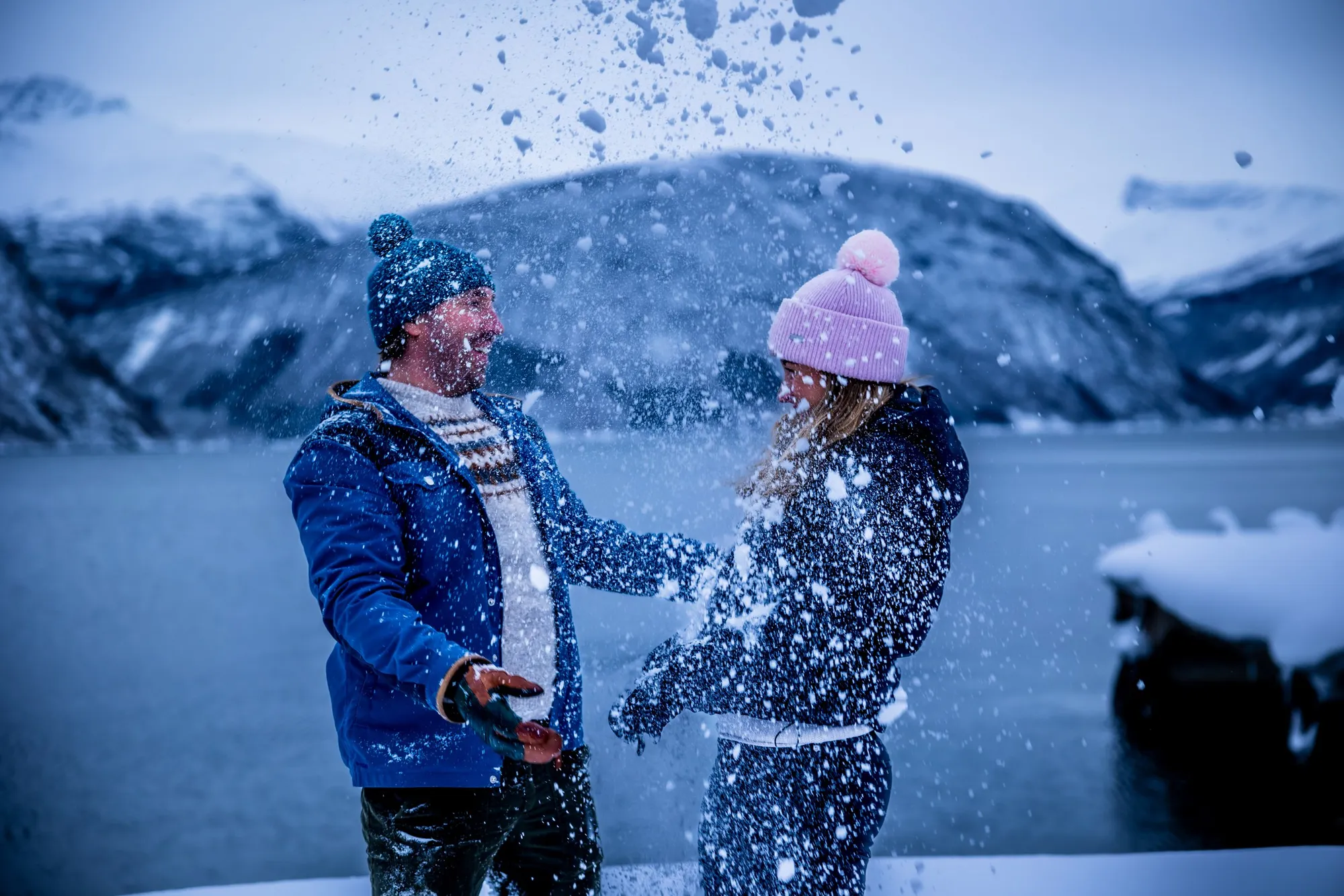  Joe og Sarah på forlovelsesfotografering i Valldal - mye lek og fliring!  