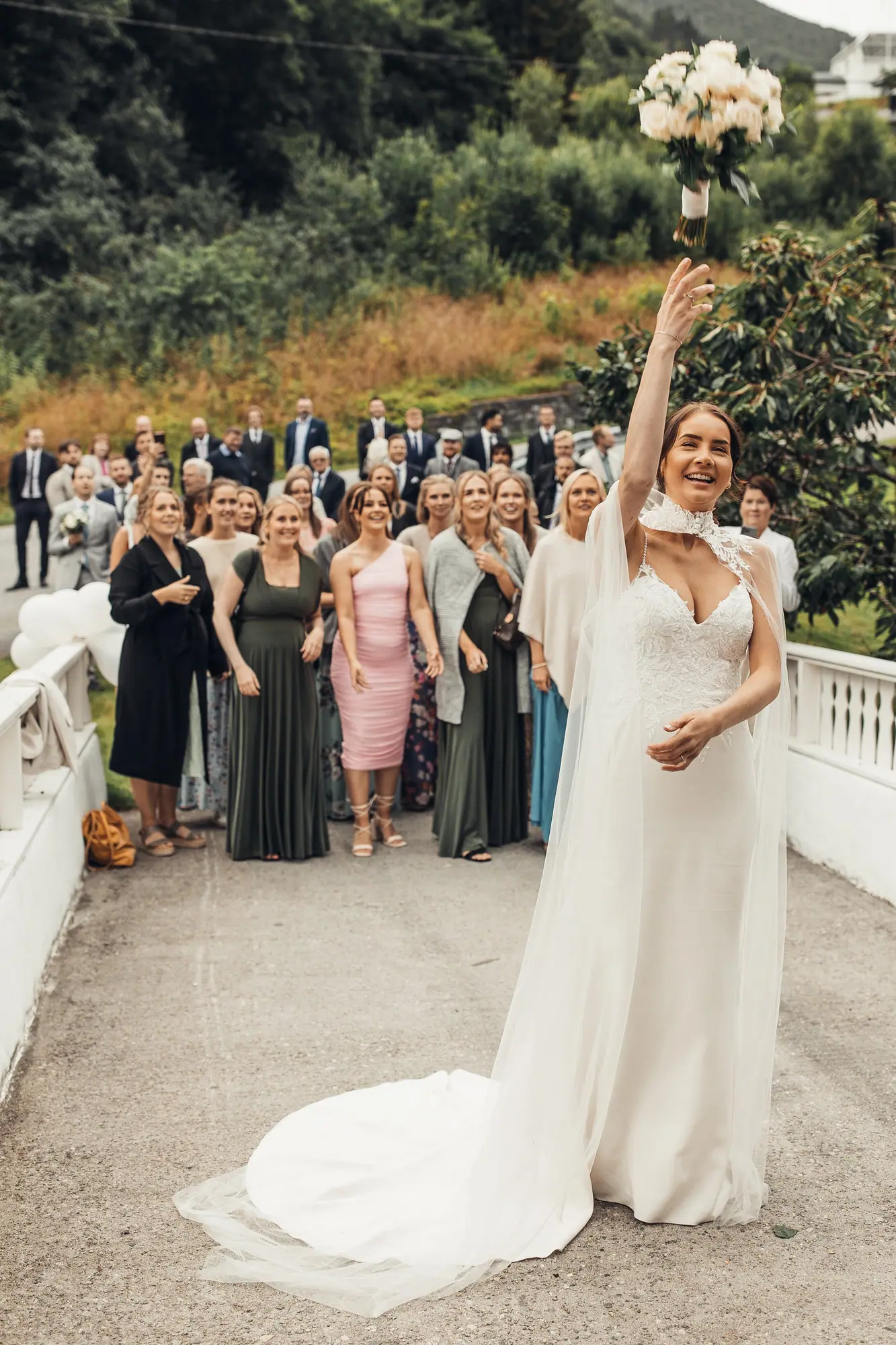 Dokumentarisk øyeblikk fra en bryllupsdag, fotografert av Marte Bjørgum