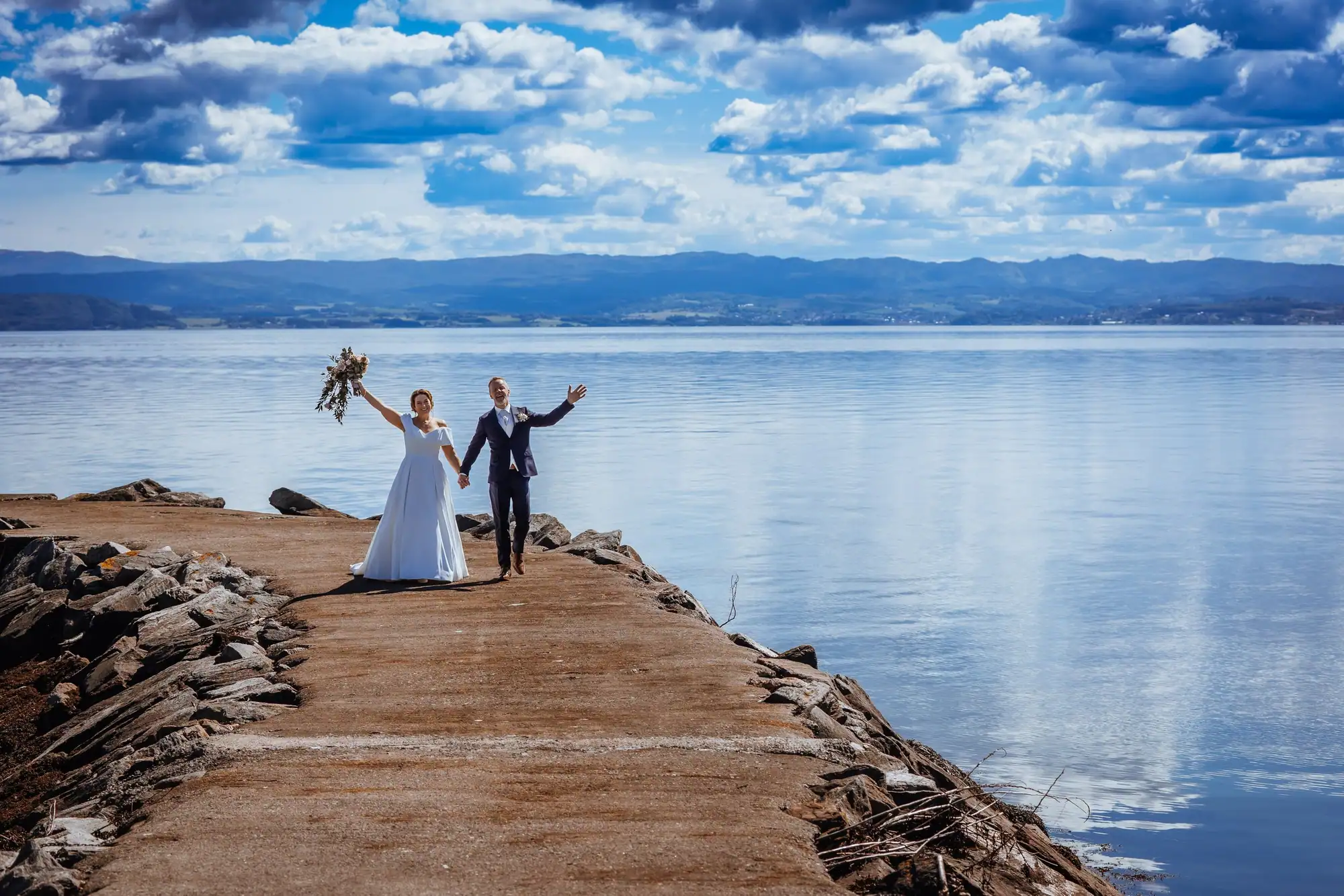 Dokumentarisk øyeblikk fra en bryllupsdag, fotografert av Marte Bjørgum