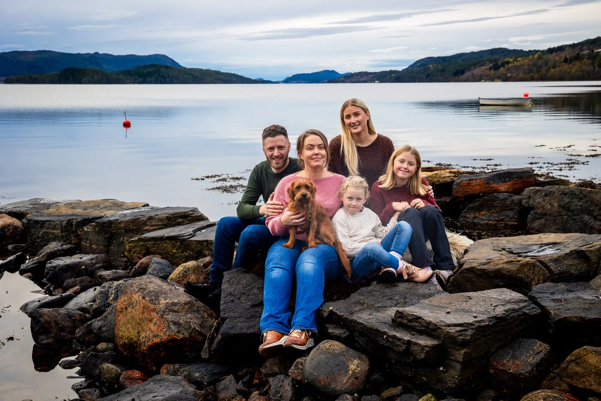 Familie samlet ute i kveldslys på Fjørtoft, fotografert av Marte Bjørgum