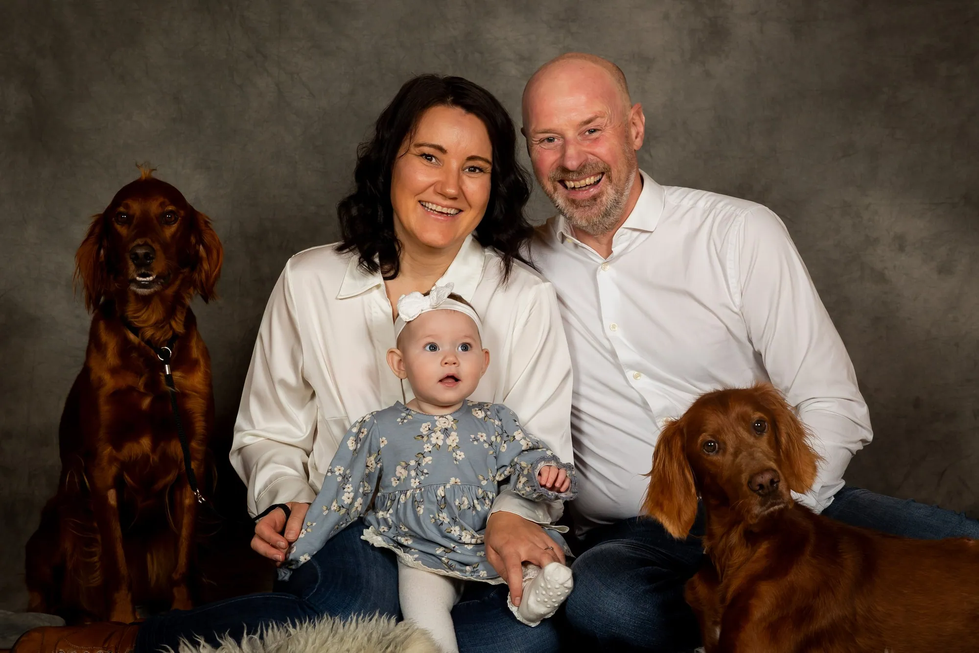 Familie i naturlig lys under en fotografering, fotografert av Marte Bjørgum