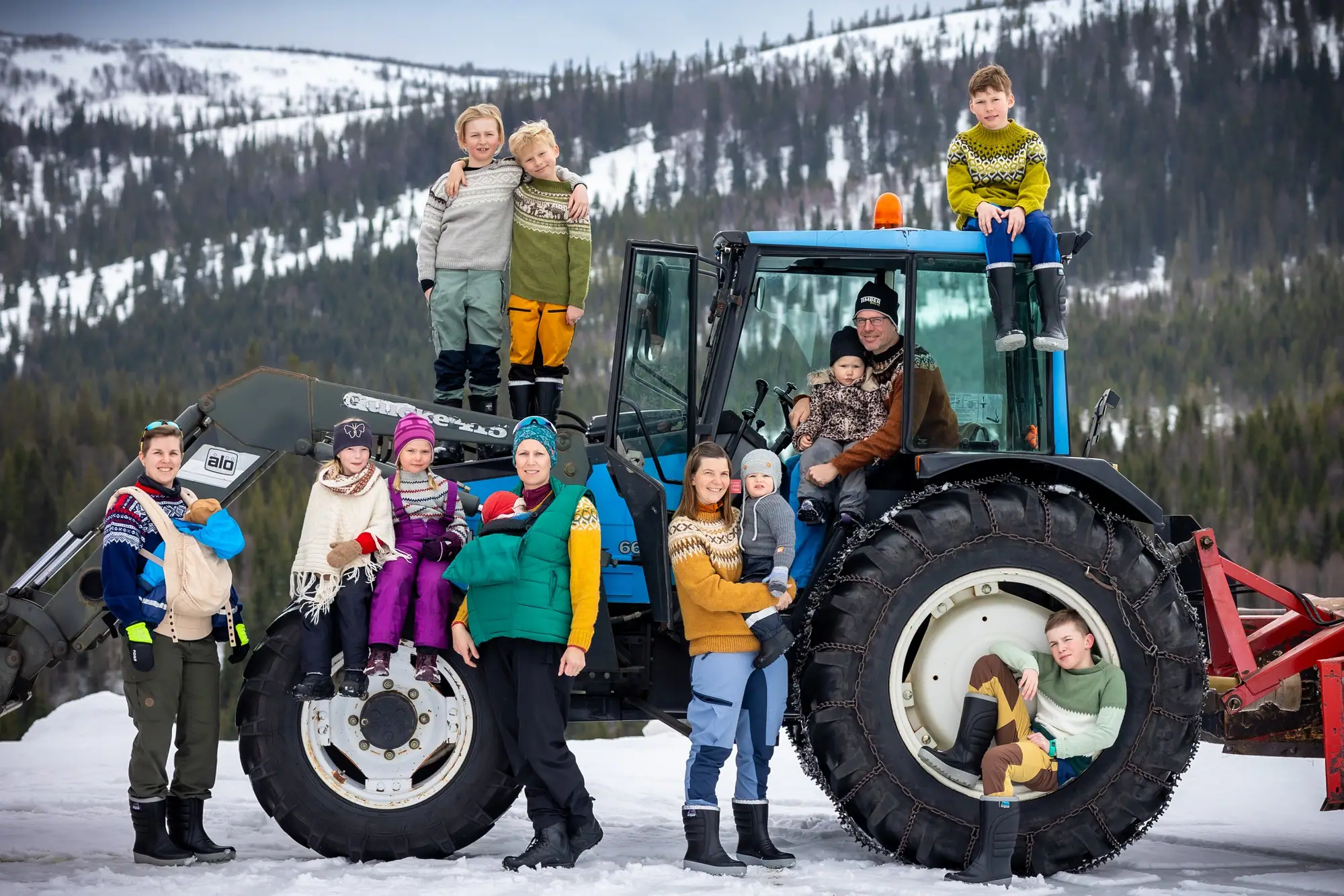 Familie i varmt høstlys blant trærne, fotografert av Marte Bjørgum