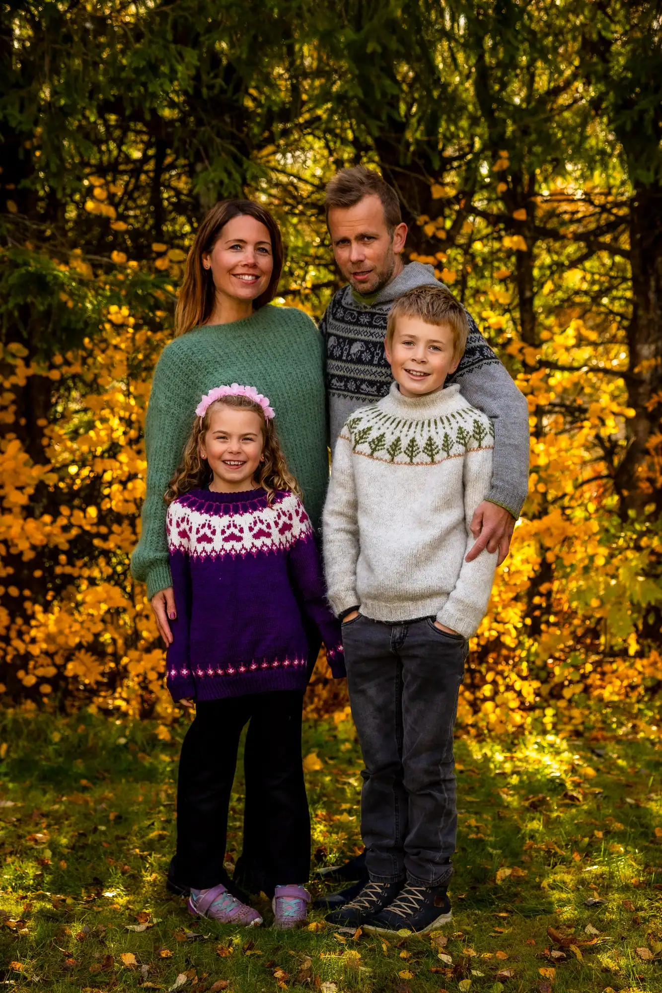 Familie på fire i høstskogen, fotografert av Marte Bjørgum
