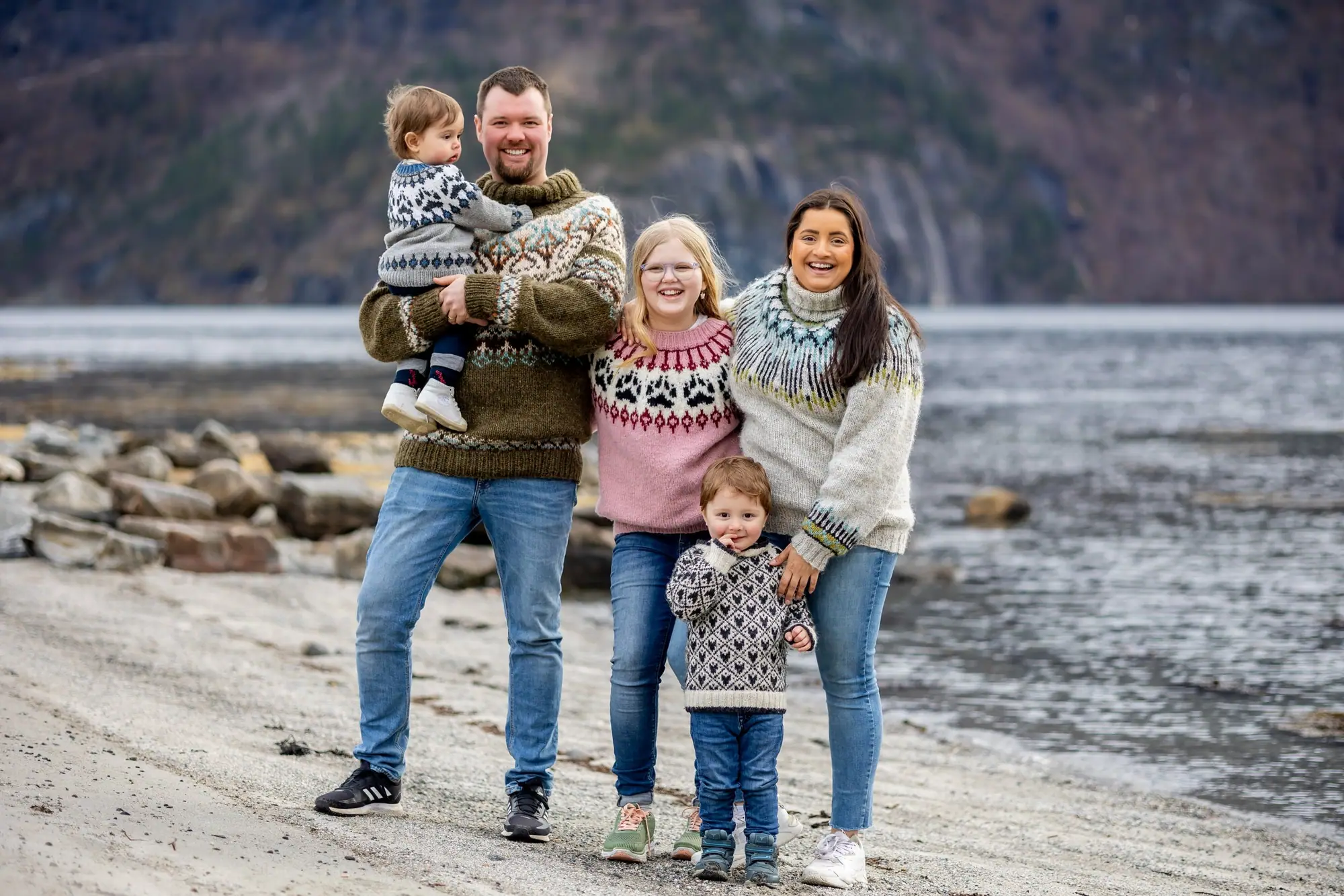 Familie ute på tur, barn som løper foran foreldrene