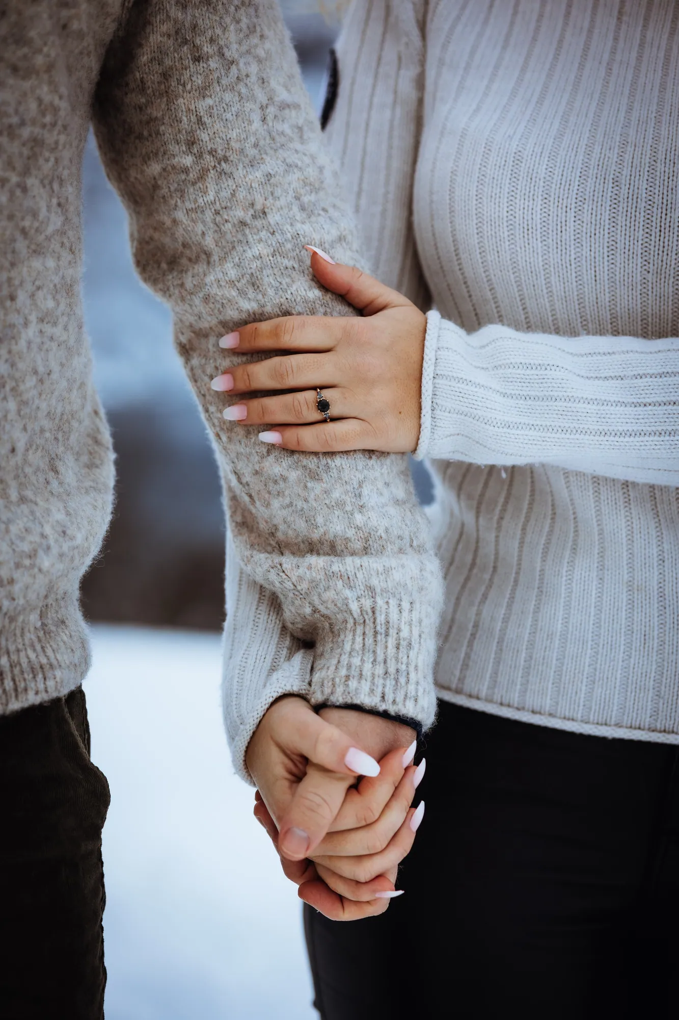 Forlovet par tett sammen ute i landskapet på forlovelsesfotografering
