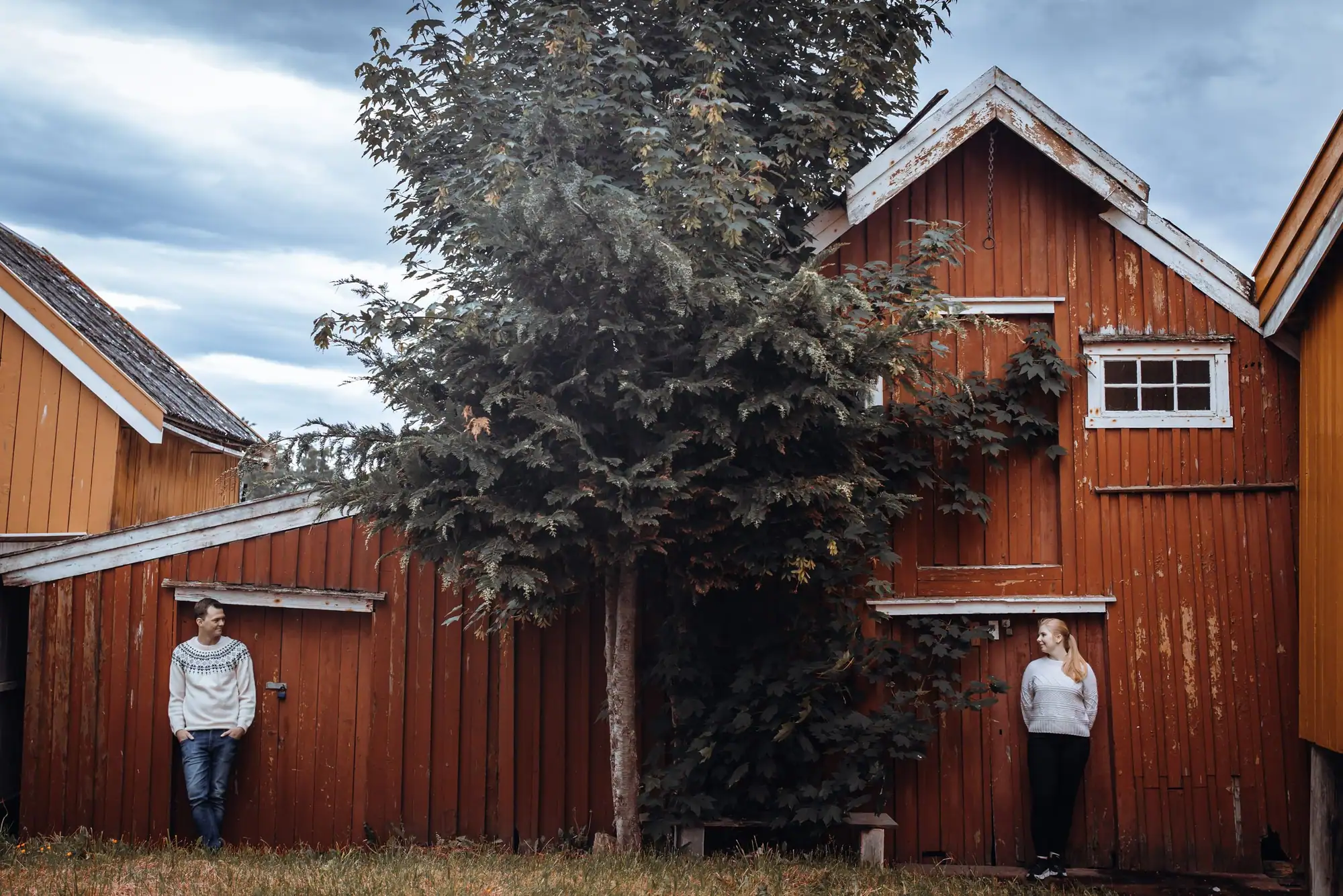 Par som blir kjent med kameraet på en rolig forlovelsesfotografering