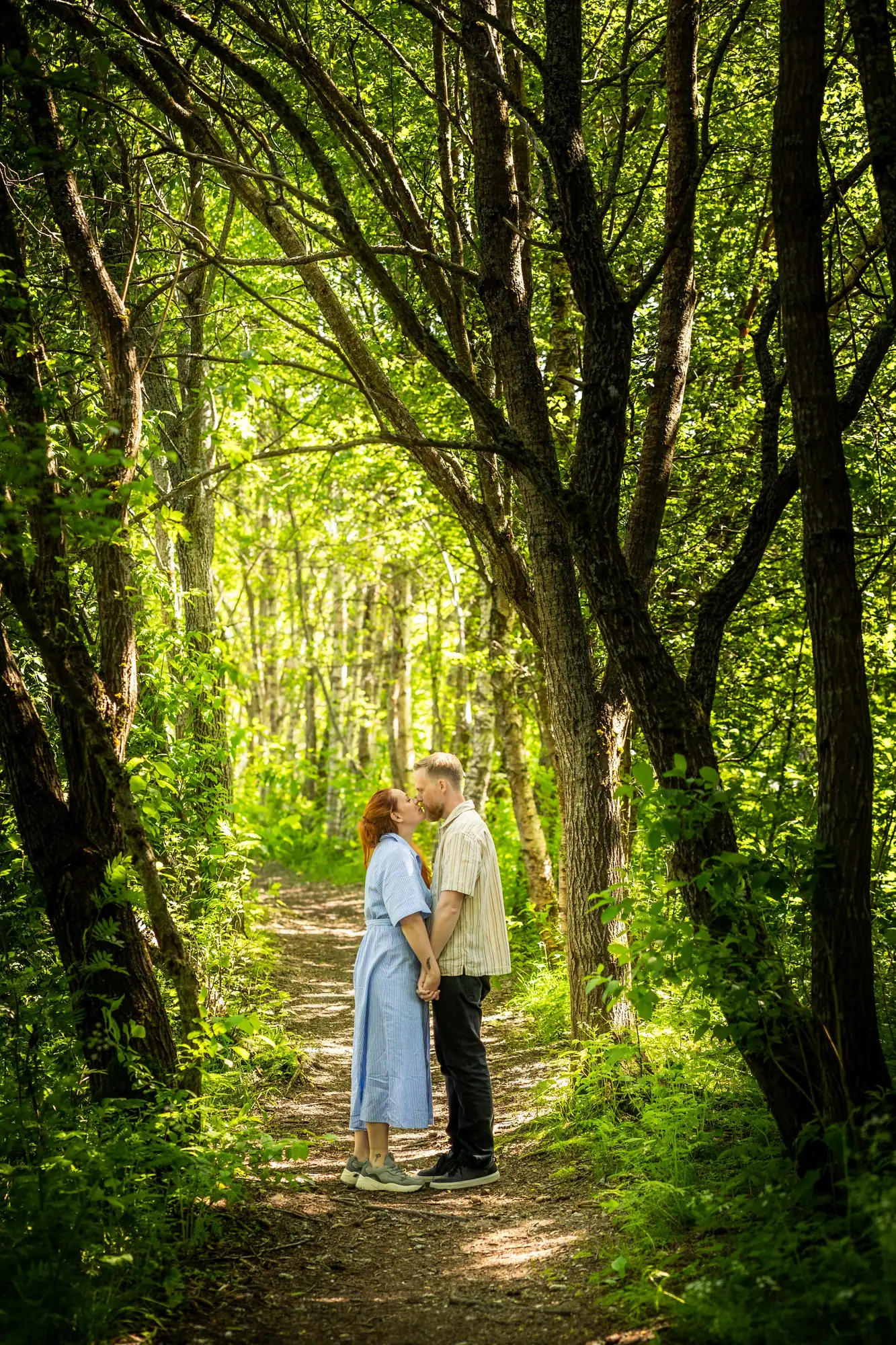 Par på skogssti i sommerlys, fotografert av Marte Bjørgum