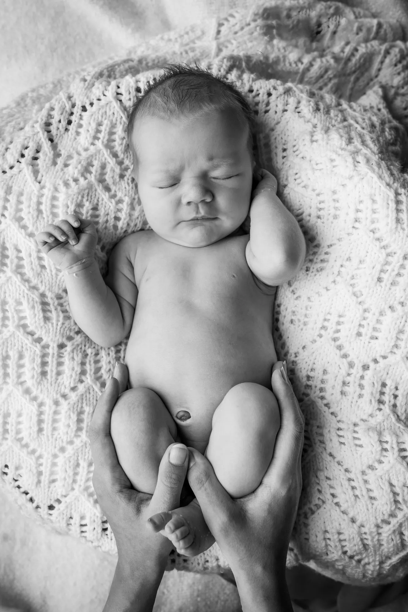 Nyfødt baby fotografert i barnets eget tempo hjemme