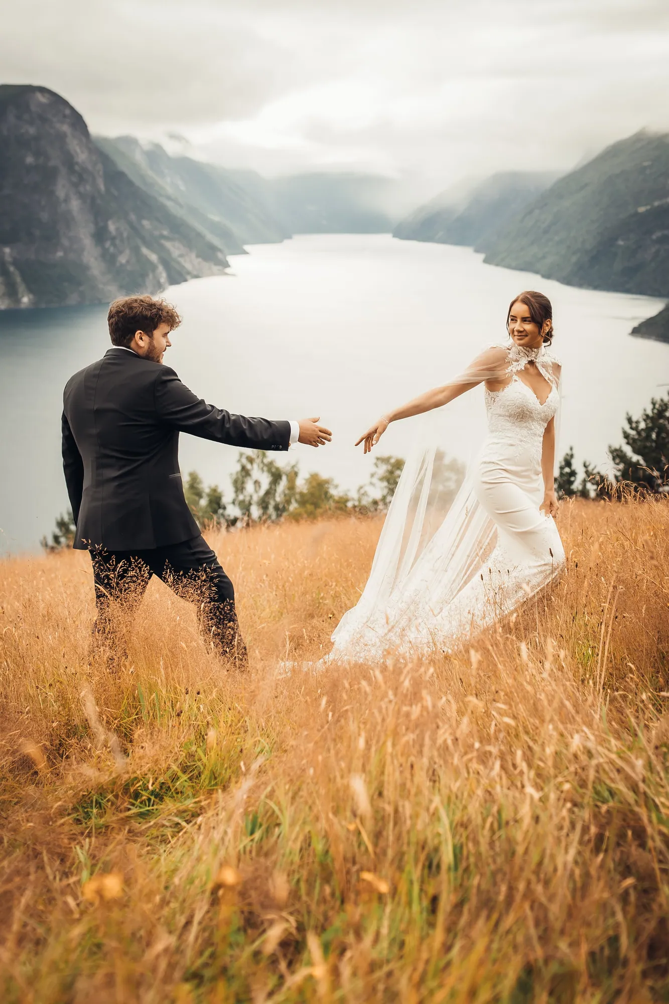 Brud i landskapet over fjorden, fotografert av Marte Bjørgum